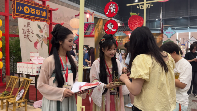 雷岭荔枝展区人气旺。 雷岭荔枝展区人气旺。